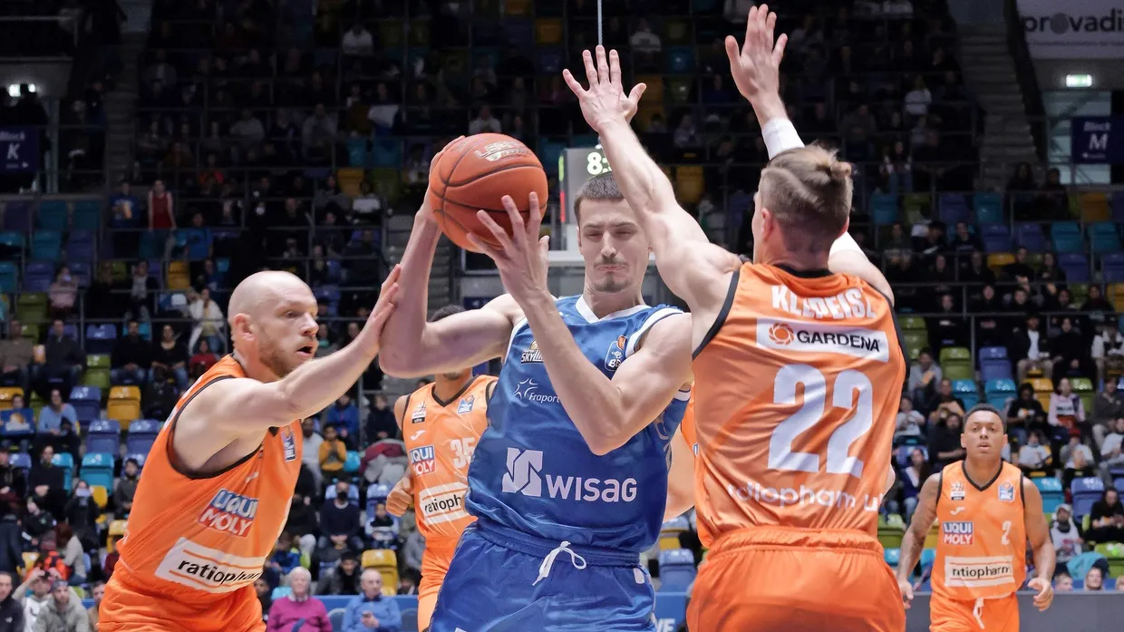 Frankfurter Topscorer: Skyliners-Profi Lukas Wank (Mitte) kommt gegen Ulm auf 18 Punkte.