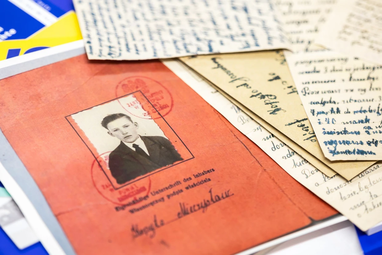 Ein Foto ist geblieben: Das Porträt von Mieczyslaw Kopyto auf einer Aktenkopie.