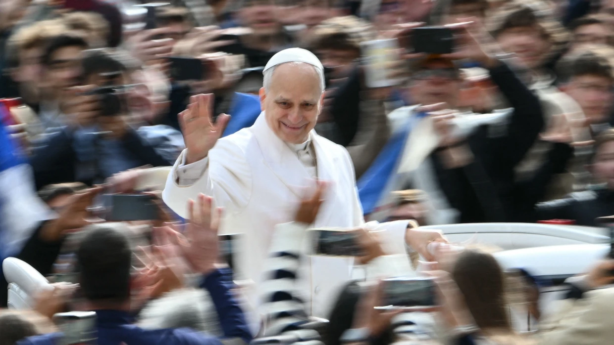 Papst Leo XIV. fährt durch die jubelnde Menschenmenge.