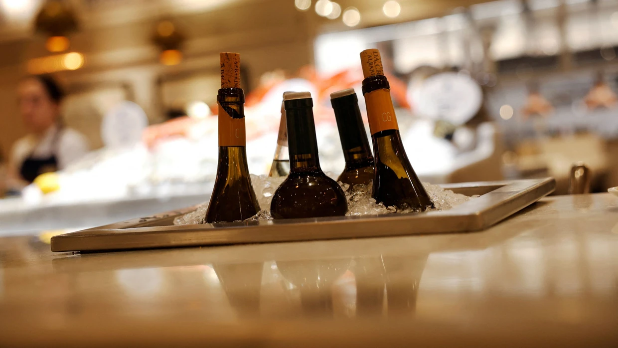 Weißwein, der direkt auf Eis gekühlt wird, ist oft kälter als empfohlen und verliert dabei an Aroma.