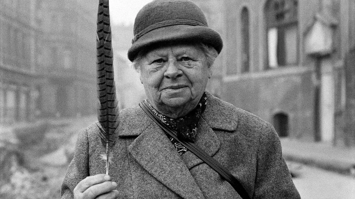 Ziemlich sicher schmückt diese Frau sich nicht mit fremden Federn: Helga Paris’ Porträt aus der Serie „Häuser und Gesichter, Halle“, 1983-1985