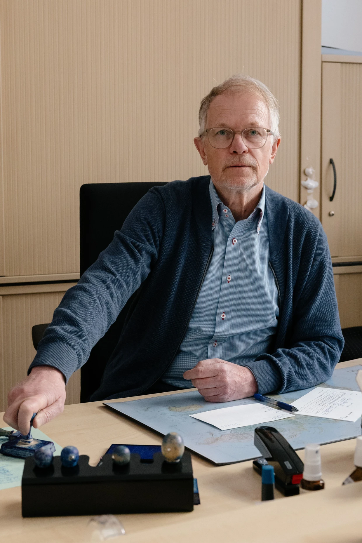 Ortsgerichtvorsteher Ulrich Labonté an seinem Arbeitsplatz