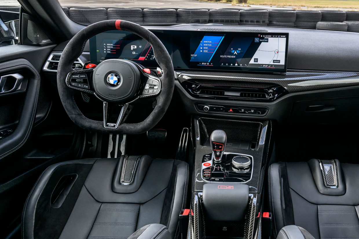 Carbonara und eine Coca-Cola: Viel Kohlefaser und ein wulstiges Lenkrad prägen das Innere.