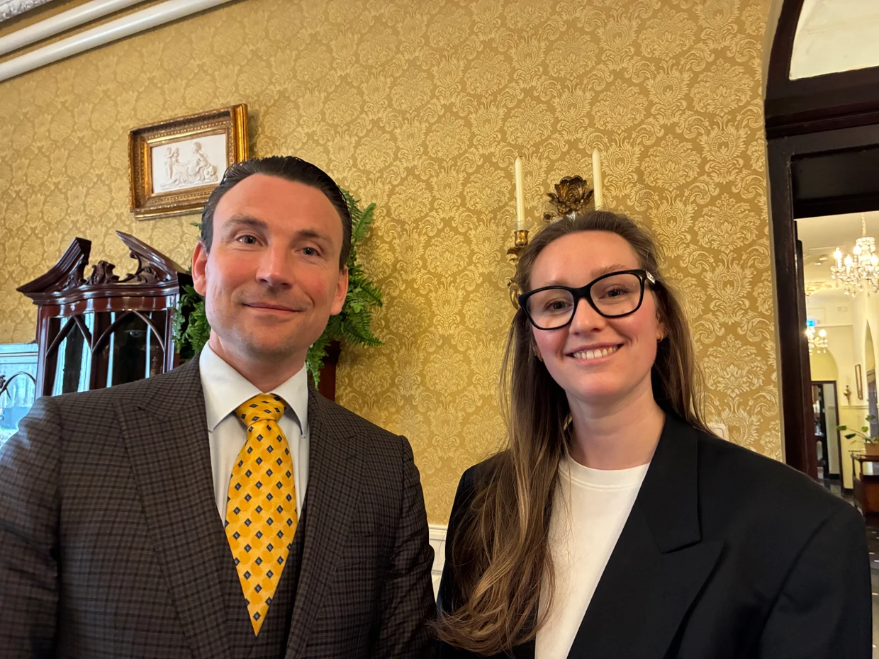 Direktor Niels Deijkers und Büroleiterin Maxi Kühnel.