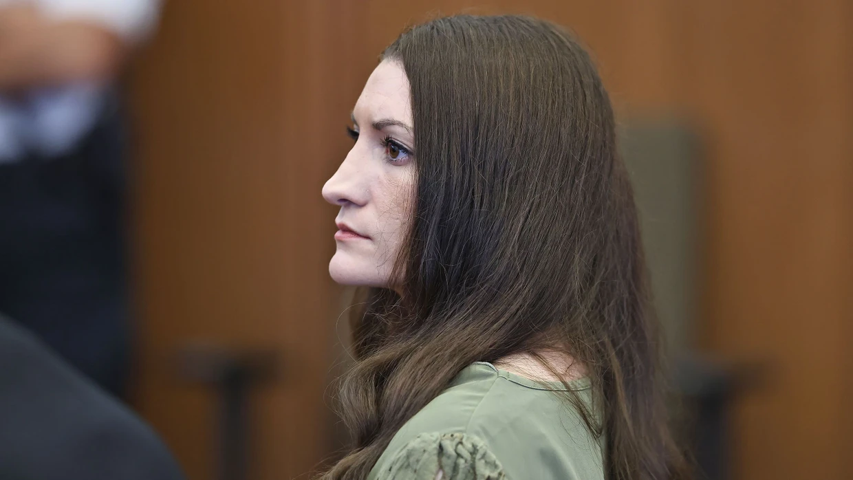 Die frühere Krankenschwester Lindsay Clancy sitzt am Freitag im Gerichtssaal in Plymouth, während die Geschworenen den Raum betreten.