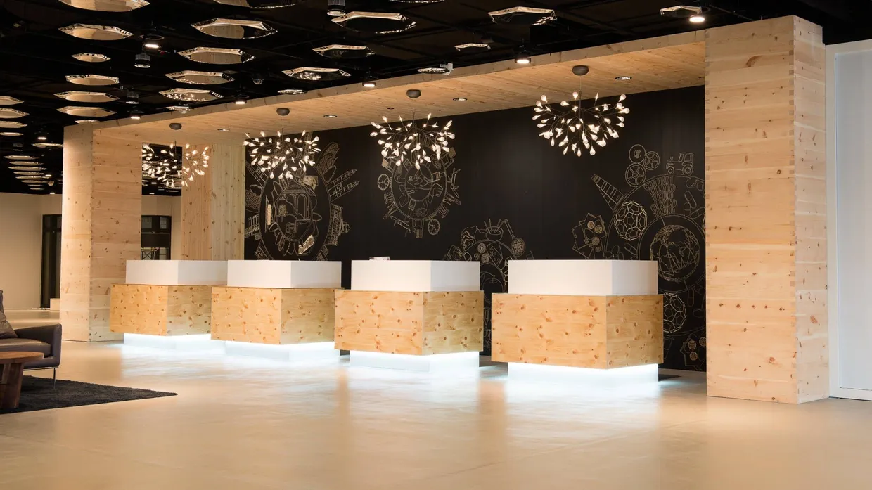 Soll auch der Nase Freude machen: Im Swissôtel will man mit dem Holz der Zirbelkiefer die Gäste betören - und an die Schweiz erinnern.