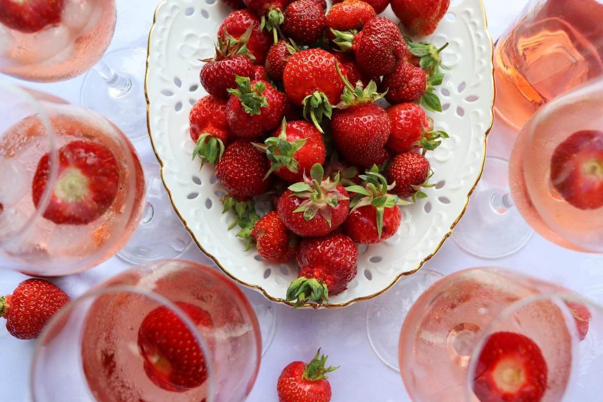 Zur Sommerparty ein paar Erdbeeren reichen? Das macht jedes Getränk zum Hingucker.
