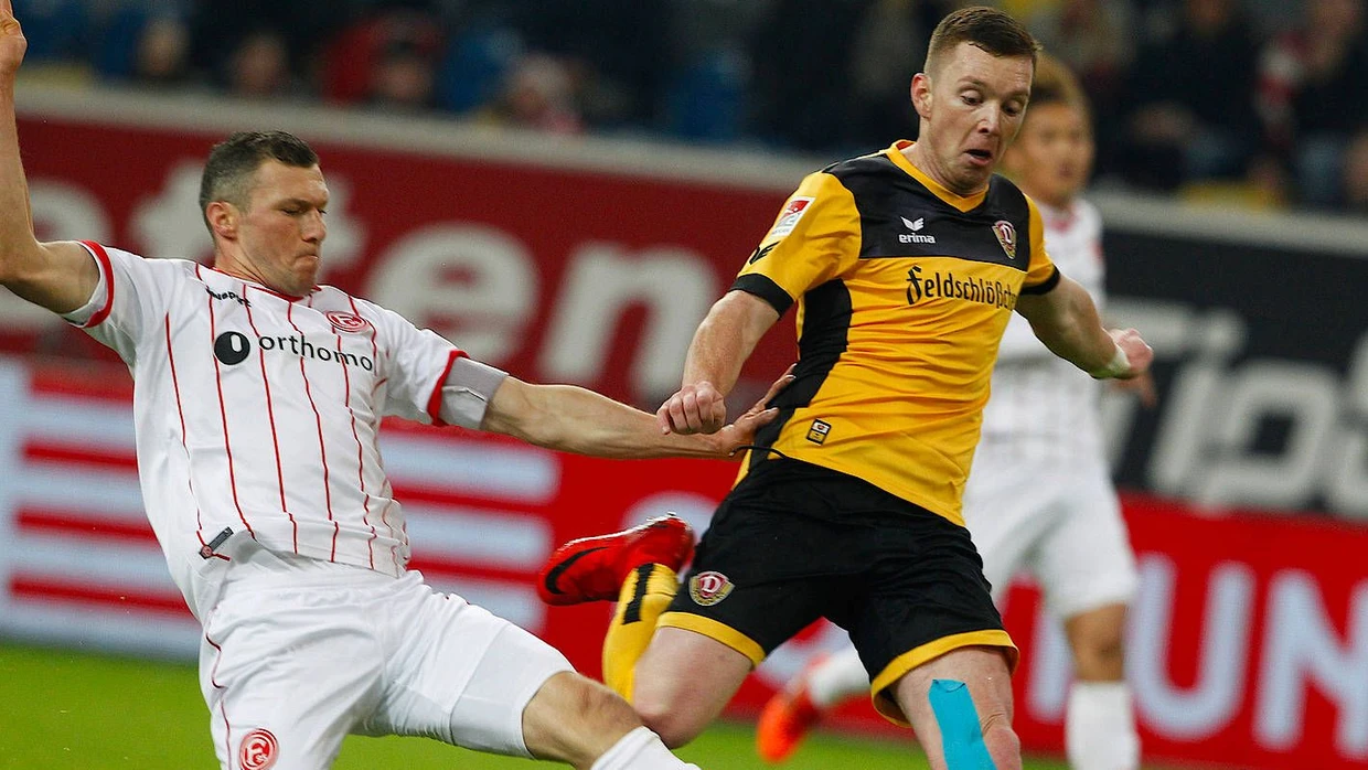 Der Düsseldorfer Oliver Fink (l) und der Dresdener Haris Duljevic kämpfen um den Ball.