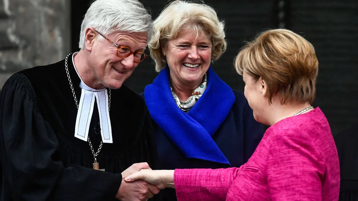 Der EKD-Ratsvorsitzende Heinrich Bedford-Strohm begrüßt am Dienstag in Wittenberg Bundeskanzlerin Angela Merkel (CDU)