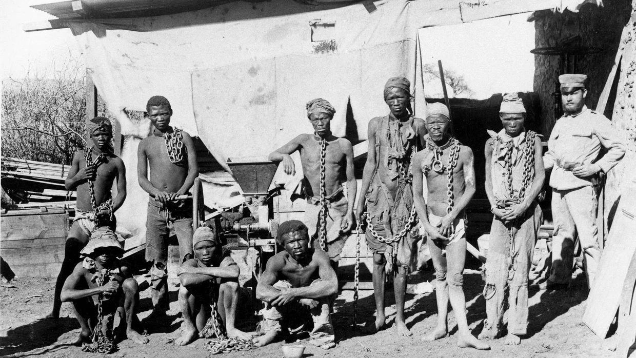 Weil sie den Besatzern die Stirn boten, gingen die Deutschen zur Vernichtungspolitik über: Kolonialtruppen bewachen Kämpfer der Herero und Nama (1904–1908).