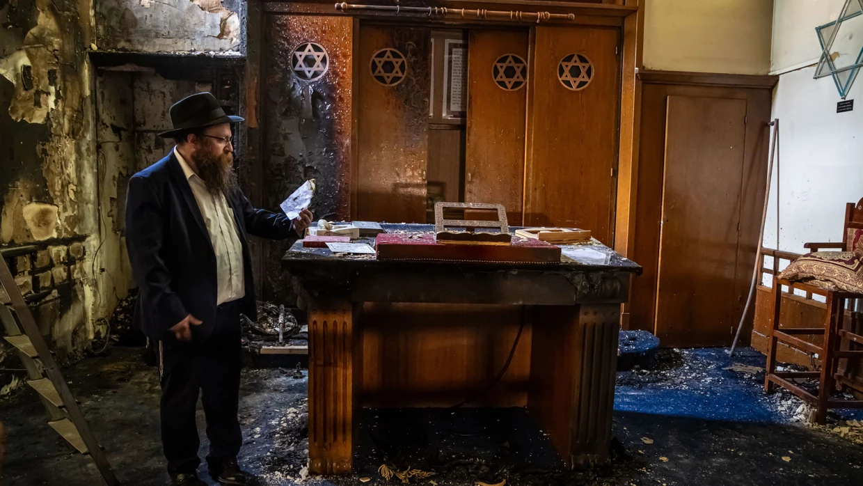 Der Rabbi von Rouen in Frankreich nach einem Brandanschlag auf seine Synagoge am 17. Mai
epa11348079 Rabbi of Rouen Chmouel Lubecki inspects the damage inside the synagogue where a man was shot by police while attempting to set it on fire, in Rouen, northern France, 17 May 2024. According to the prosecutor of the city of Rouen, the police were called early 17 May morning after smoke was seen inside the synagogue. The suspect threatened an officer with a knife and the policeman used his service weapon in response. EPA/CHRISTOPHE PETIT TESSON