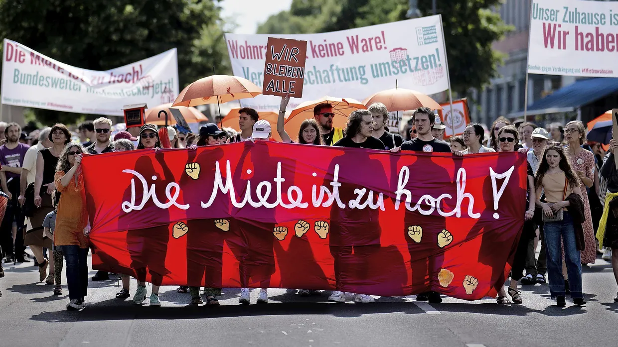 Protest in Berlin: Die einen fordern eine Verlängerung der Mietpreisbremse, andere lehnen sie ab und wollen lieber den Neubau forcieren.