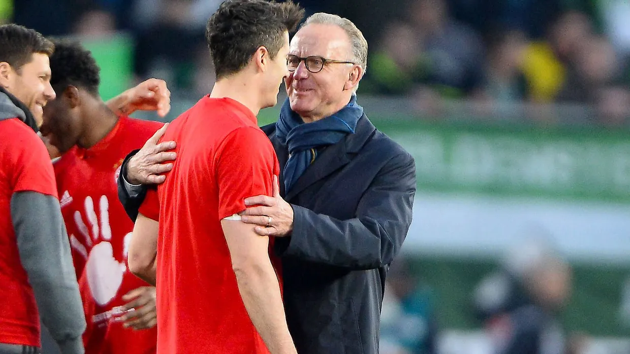 Kein Herz und eine Seele mehr wie auf diesem Bild: Robert Lewandowski kritisiert die Bayern-Führung um Karl-Heinz Rummenigge (rechts)