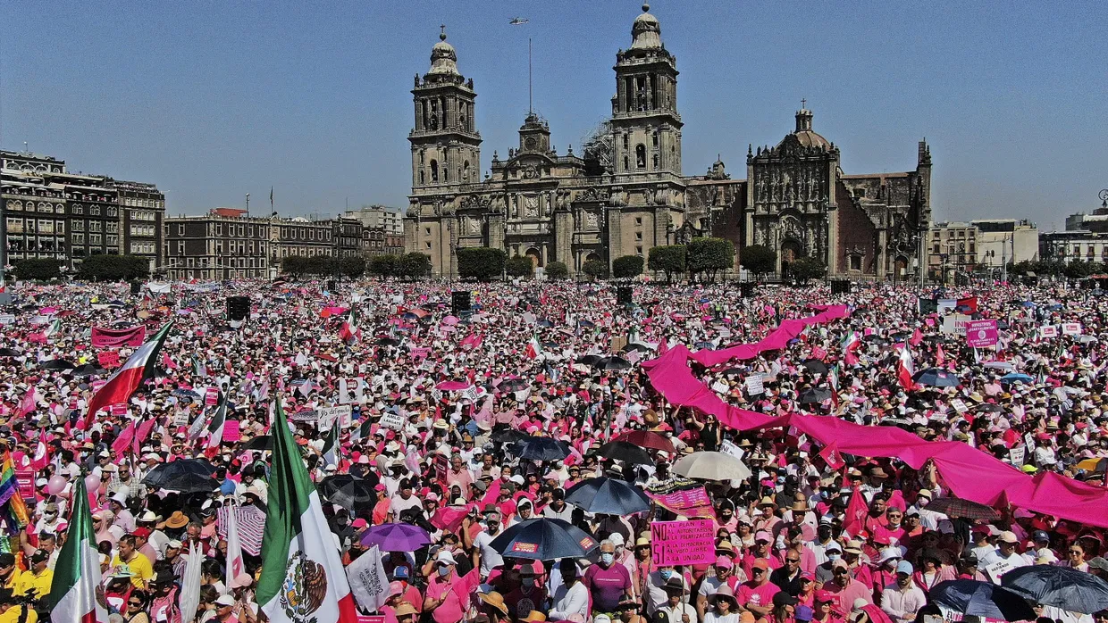 „Hände weg“: Auf dem Zócalo verteidigten Mexikaner ihre Wahlbehörde.