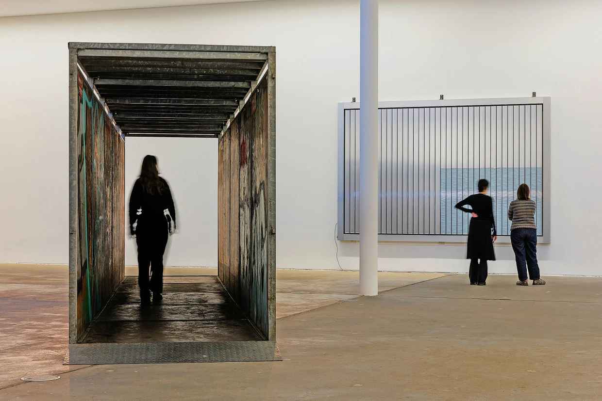 Transitzone: Bei Klara Lidén wird eine Baustellenpassage zur monumentalen Skulptur.