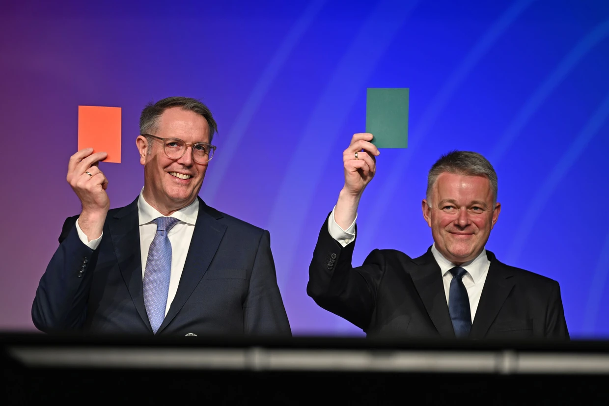 Ministerpräsident Alexander Schweitzer (SPD) und sein Herausforderer Gordon Schnieder von der CDU bei einer Dikussionsrunde Mitte März in Mainz