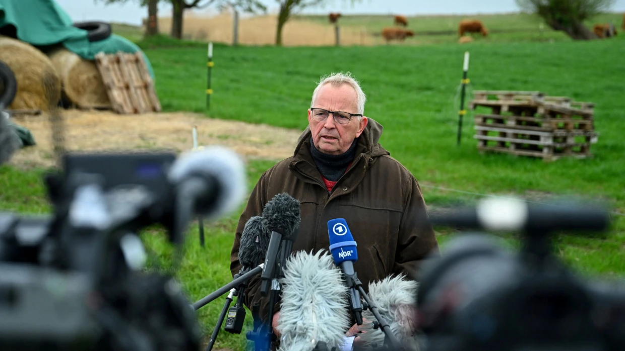 Erhält viel Aufmerksamkeit: Mecklenburg-Vorpommerns Umweltminister Till Backhaus auf der Insel Poel