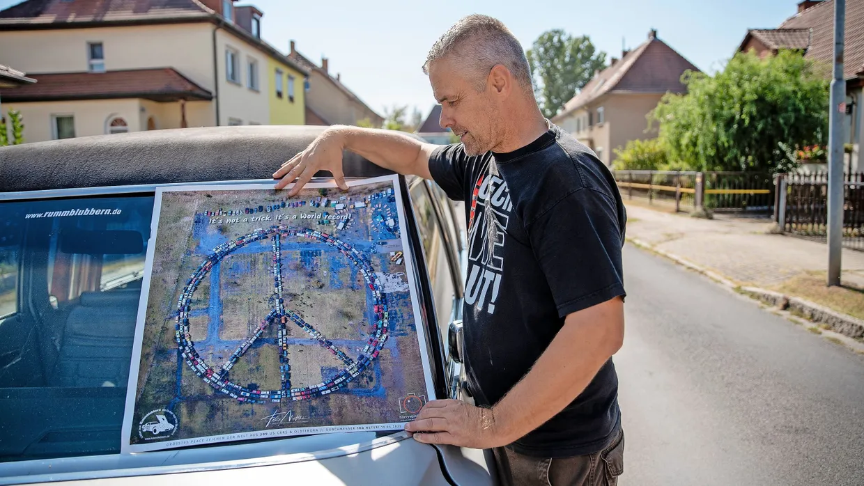 Oldtimer für Frieden: Dirk Marx zeigt ein Foto seines Rekords im April 2022 in Königs Wusterhausen.