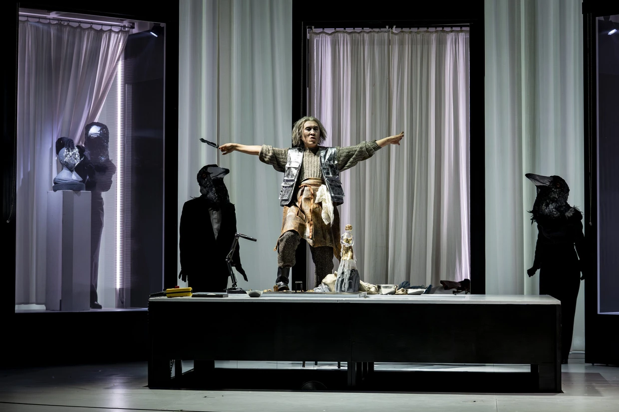 Surrounded by showcases: Shin Taniguchi as Cardillac in Meiningen