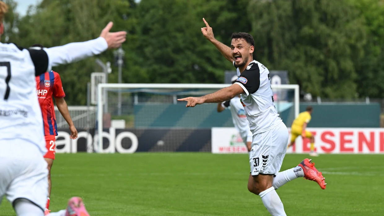 Weiß gar nicht, wohin mit seiner Freude. Jeddelohs Torschütze zum 3:1, Haris Hyseni (r.)