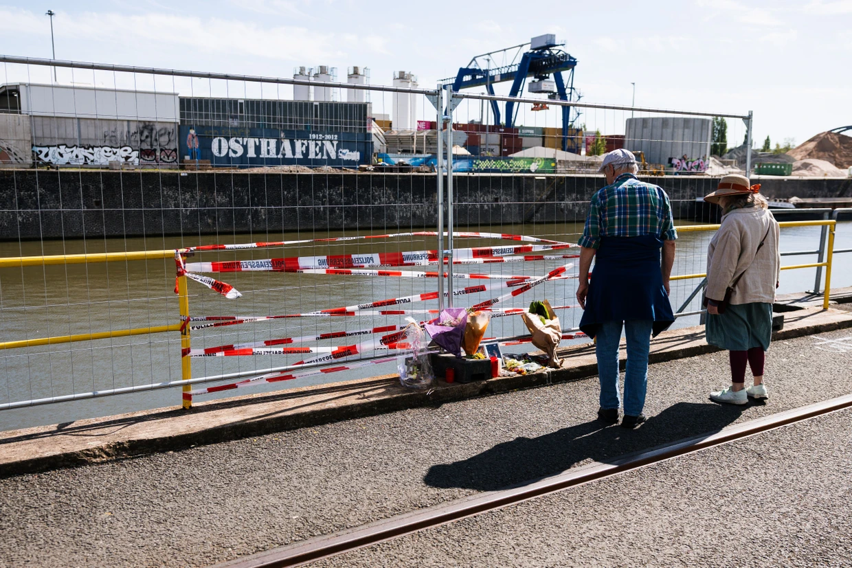 The accident site in Frankfurt's Osthafen, where a car with five young people crashed into a harbor basin on the Main
