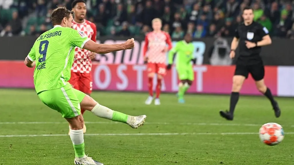 Keine Chance für die Mainzer: Wolfsburgs Max Kruse versenkt den Ball zum 5:0.