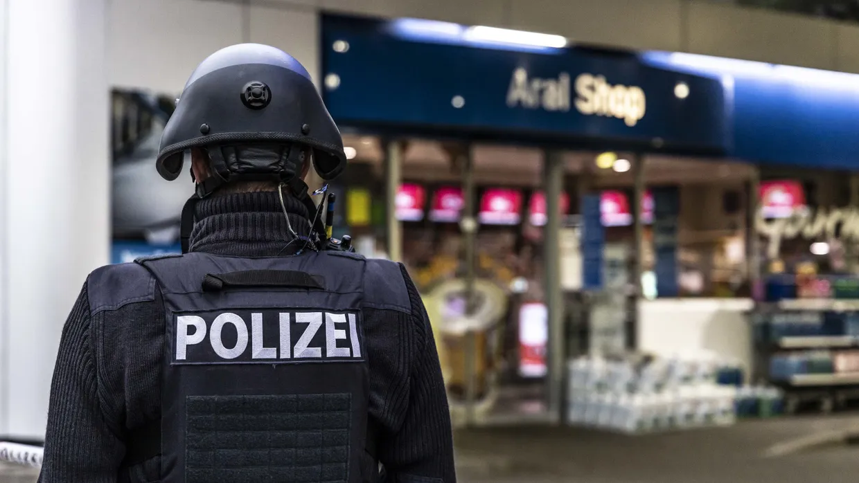 Ein Polizist sichert am frühen Sonntagmorgen die Tankstelle in Idar-Oberstein.