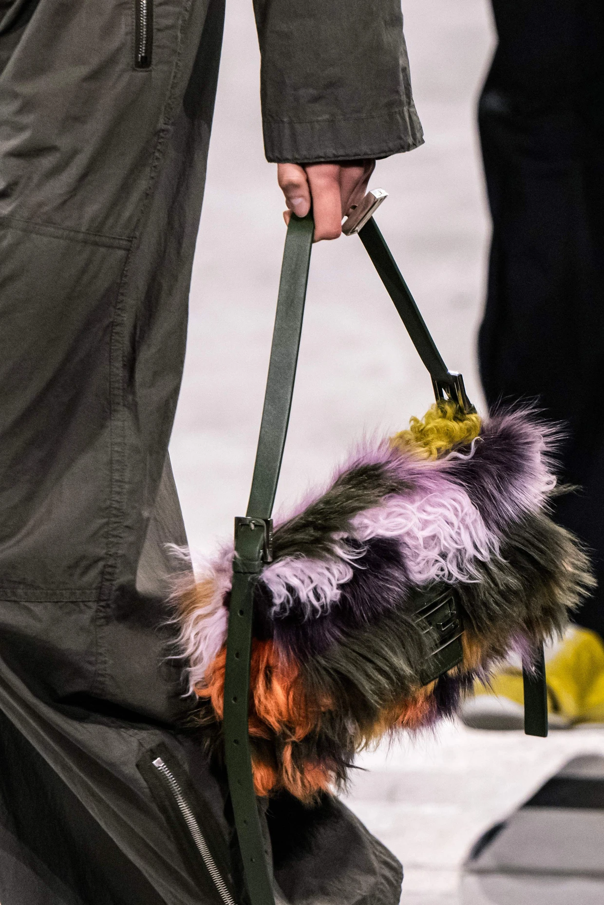 Flauschig: Die Baguette-Bag legt Chiuri in vielen Versionen neu auf.