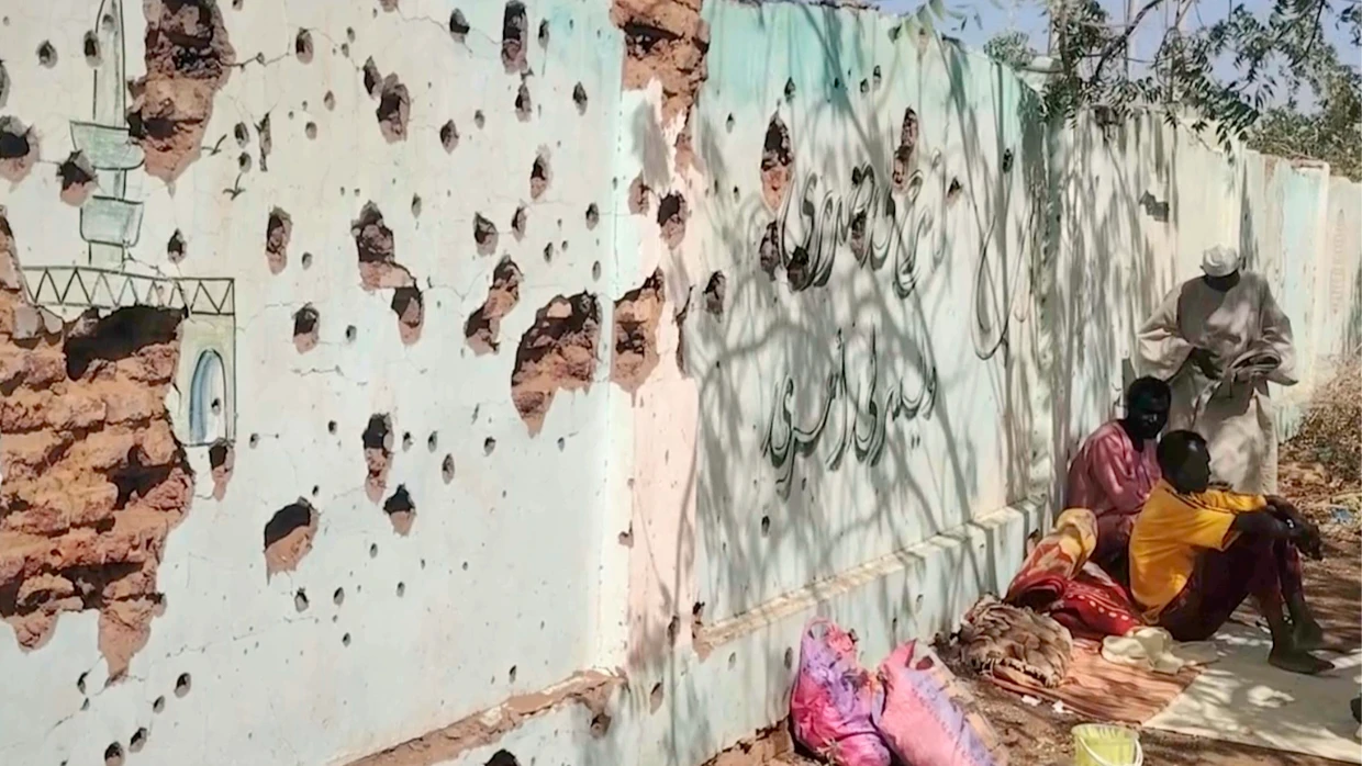 23.03.2025, Sudan, Omdurman: Vertriebene Sudanesen suchen Schutz in einer Schule.