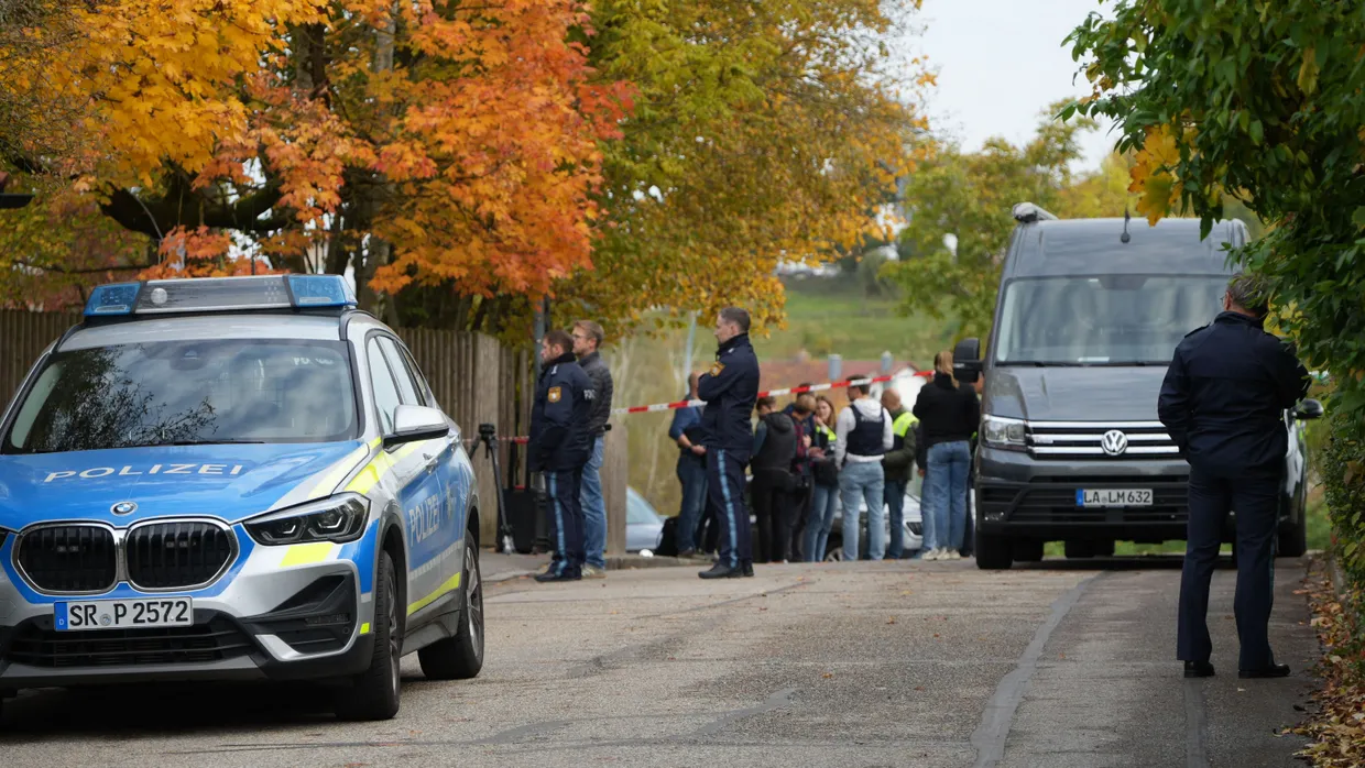 Am Montag: Einsatzkräfte der Polizei stehen nach einem Schusswechsel in Dingolfing vor einem Wohngebäude