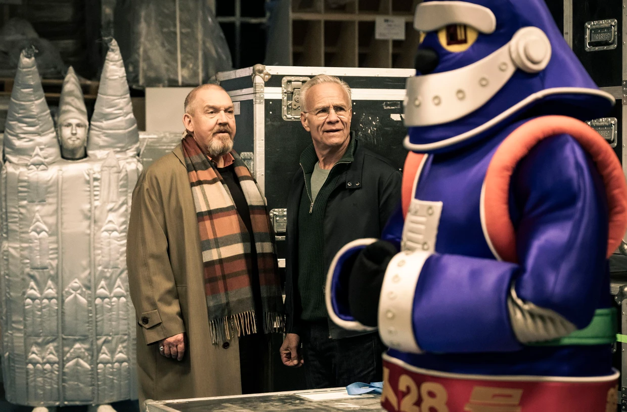 Willkommen in einer anderen Welt: Die Kommissare Freddy Schenk (Dietmar Bär, links) und Max Ballauf (Klaus J. Behrendt) suchen nach dem Set der Kindershow „Sachen und Lachen“. WDR/BAVARIA FICTION/Martin Valentin Menke