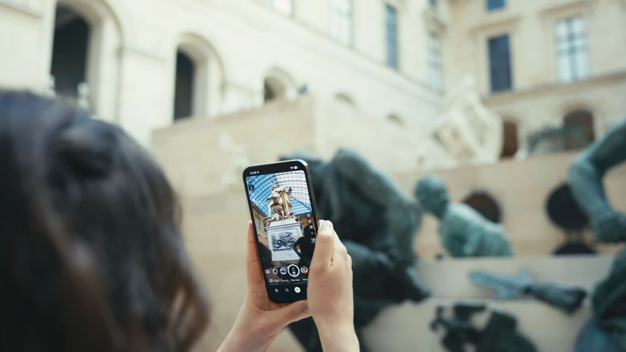 Schein und Sein: Besucherin mit App im Louvre