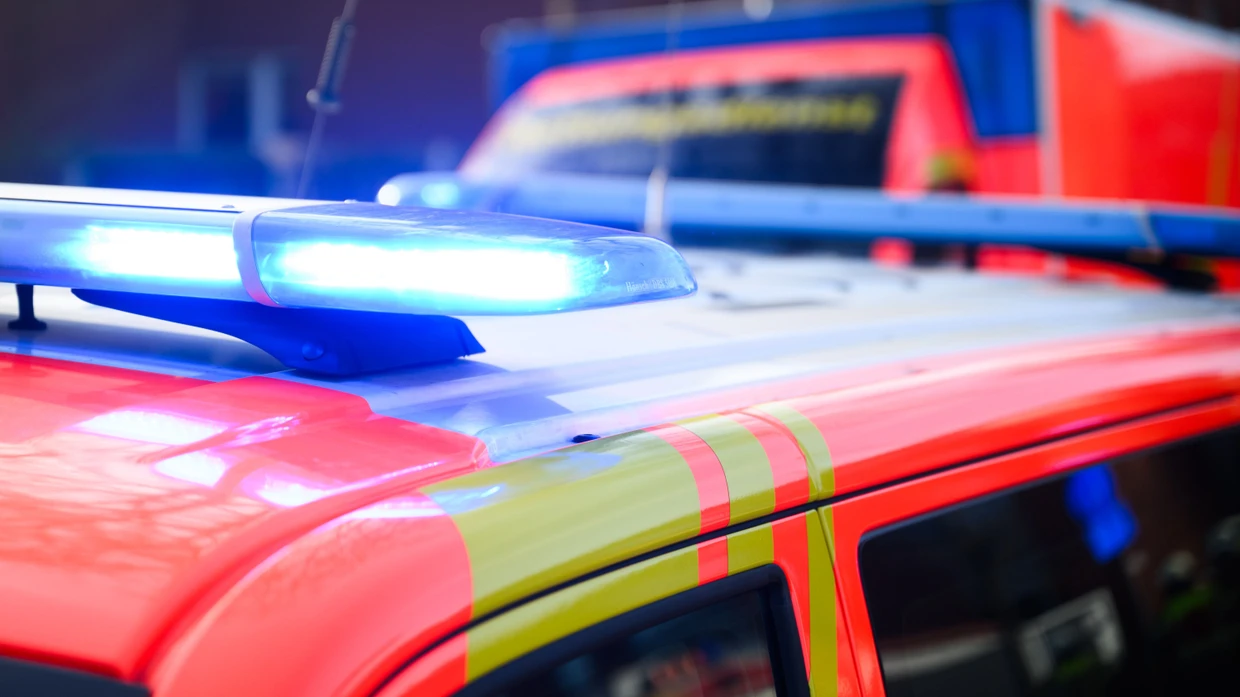 Rettungskräfte brachten die schwer verletzte Frau in ein Krankenhaus.