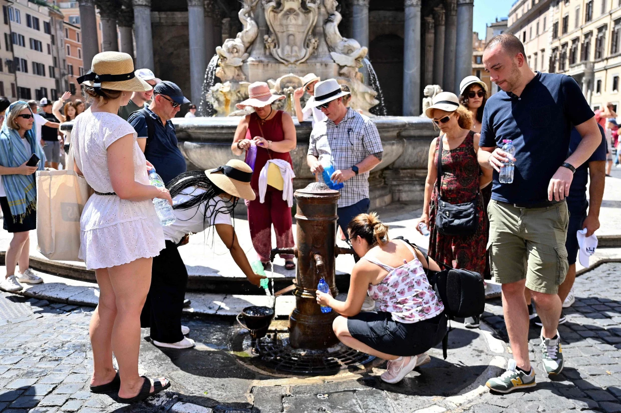 in Rom füllen Passanten Trinkwasserflaschen auf. Dank intelligenter Systeme können Lecks in Trinkwasserleitungen identifiziert werden.