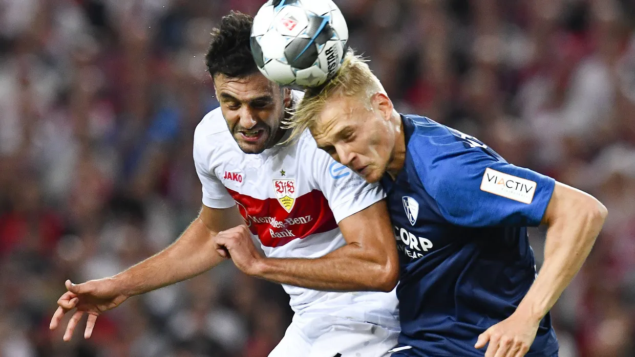 Stuttgarts Hamadi Al Ghaddioui (links) und Bochums Saulo Decarli im Duell um den Ball