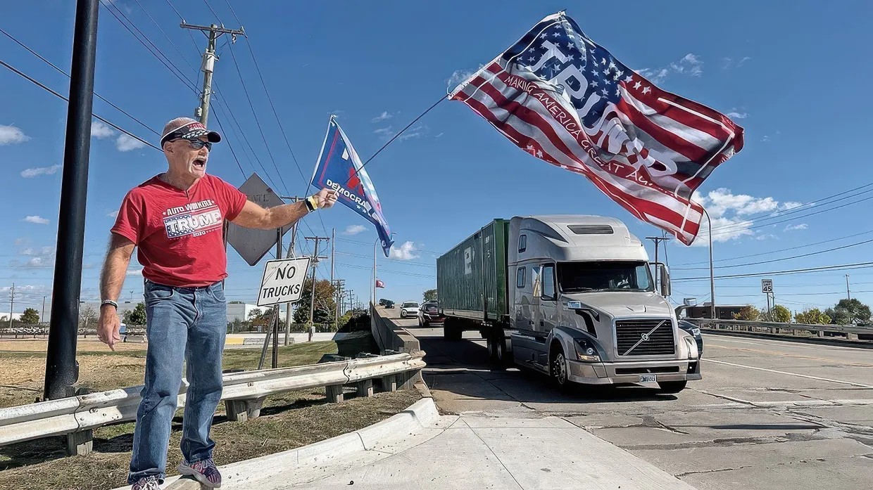 „Yeah, Baby, Trump“: Brian Pannebecker postiert sich mit seiner Gruppe „Auto Workers for Trump“ vor Fabriken in Michigan.