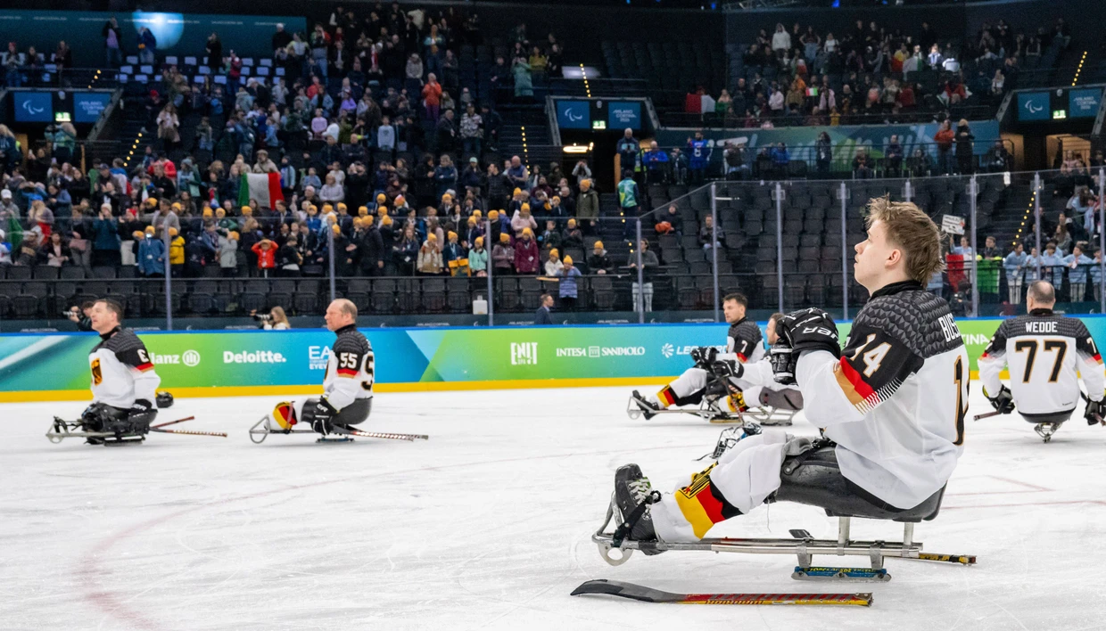 Nach dem Ende des verlorenen Spiels: Das deutsche Team verabschiedet sich von den Zuschauern. Im Vordergrund mit der Nummer 14&nbsp; der Torschütze Jano Bußmann