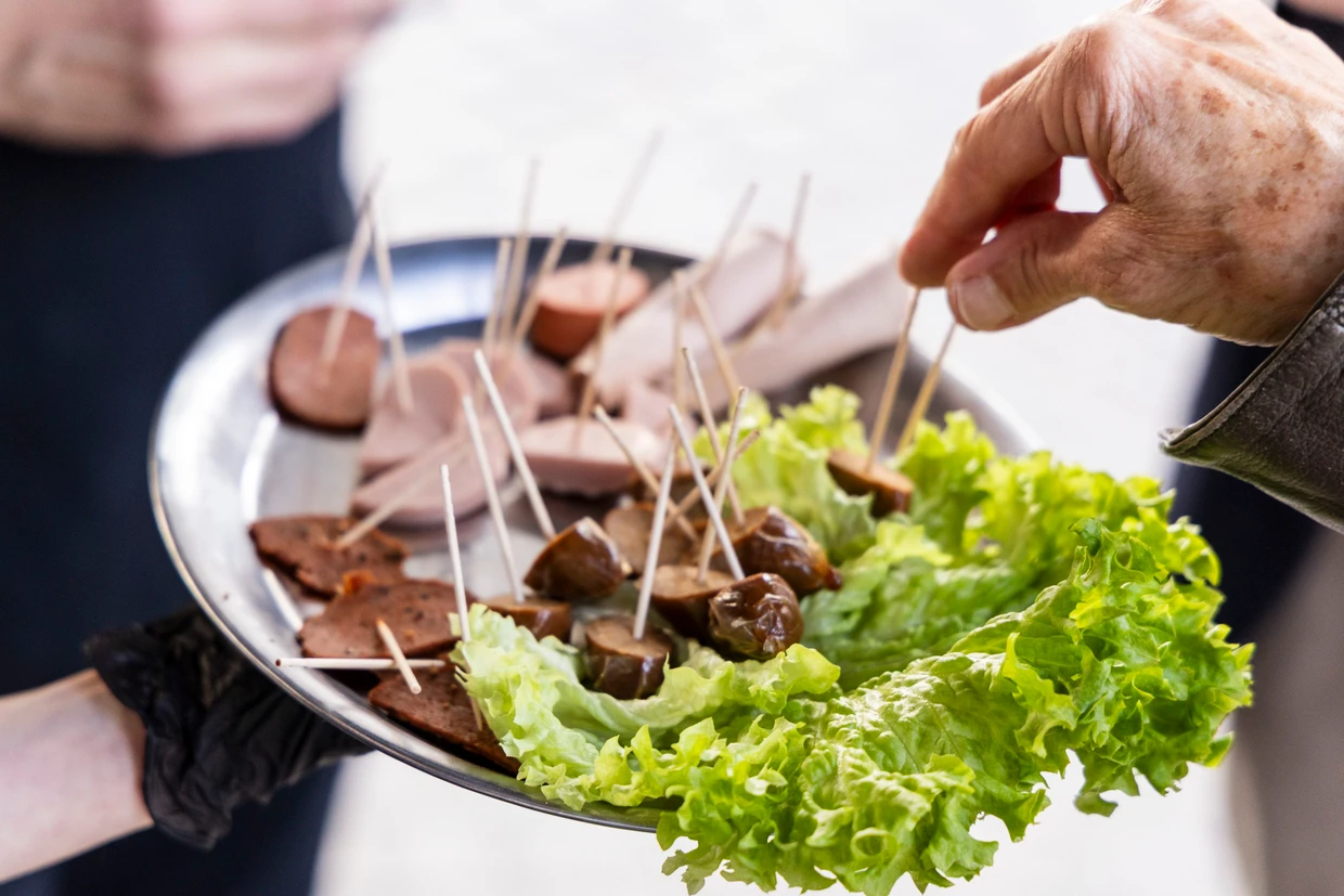Salchichas, pero veganas: snacks en la inauguración de la “Vegan Meat Shop” en Maguncia.