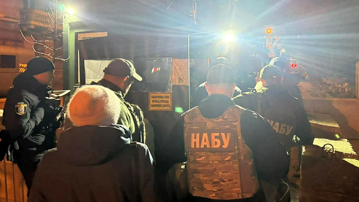 NABU-Ermittler am Freitag an einem Checkpoint zum Regierungsviertel