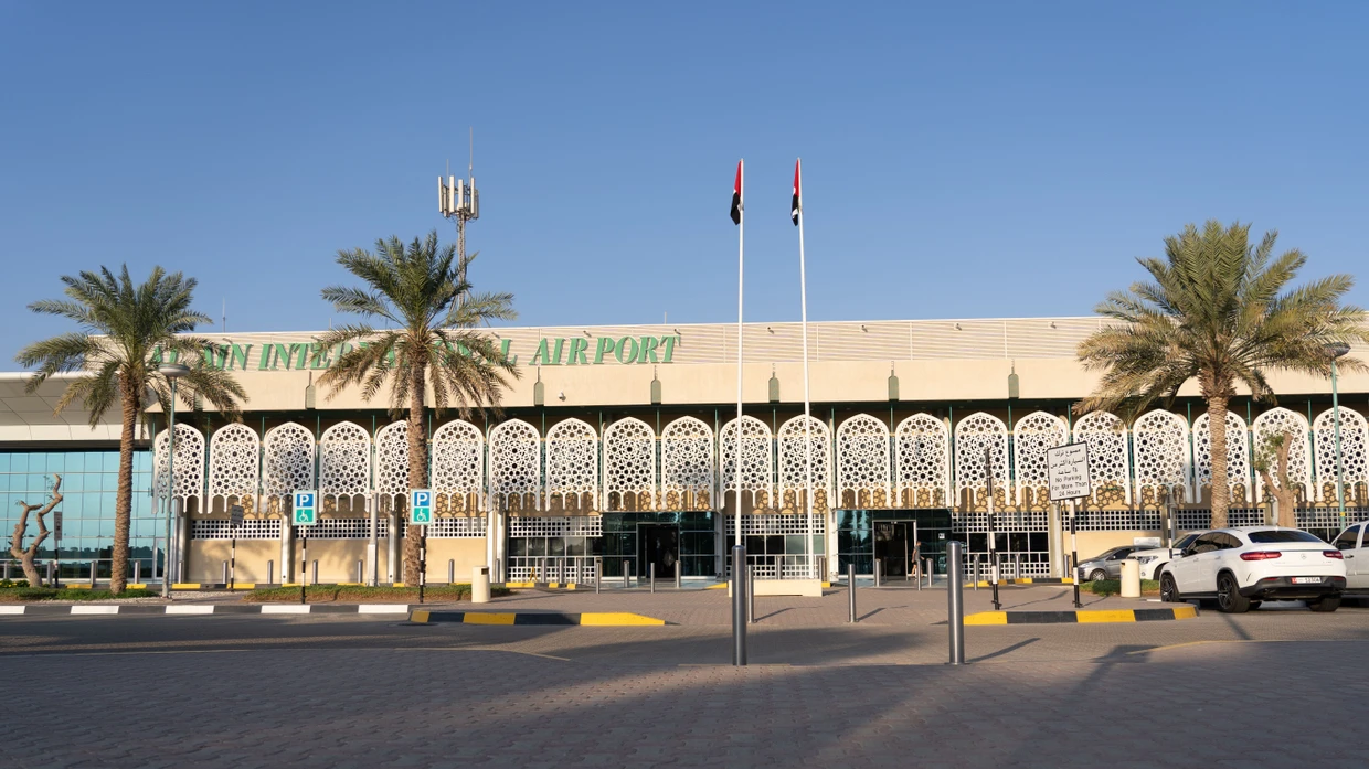 Abfliegen in Ai-Ain: Der kleine Flughafen liegt nahe an der Grenze der Emirate zum Oman.