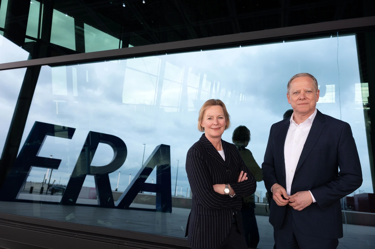 Die beiden Verantwortlichen: Stephanie Pudwitz und Harald Rohr vor der Glasfassade des Terminals 3