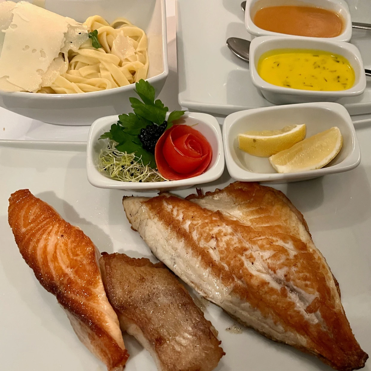 Gemischter Fischteller vom Grill an dreierlei Saucen (frische Fischfilets vom Rotbarsch, Lachs, Dorade