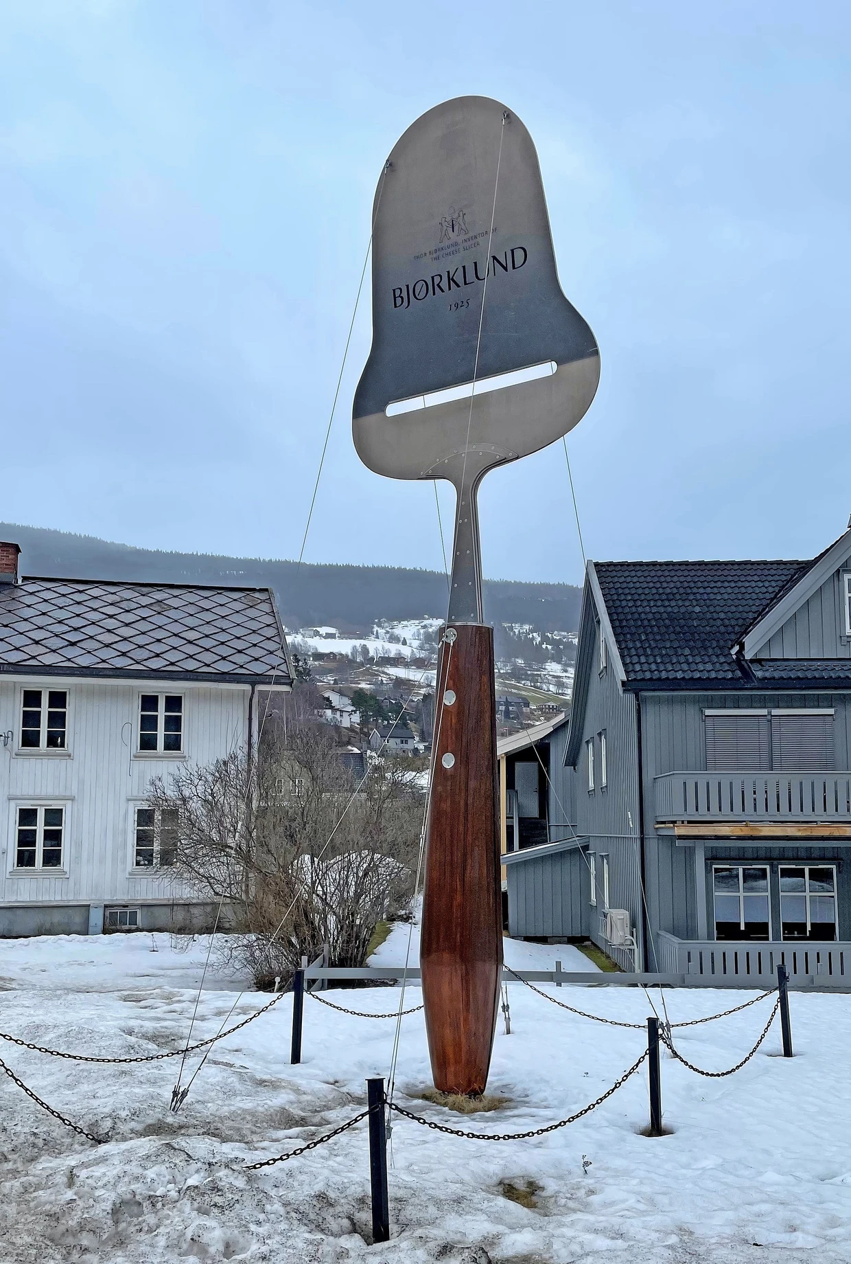 Norwegischer Humor: ein überdimensiuonierter Käsehobel als Kunst im öffentlichen Raum.