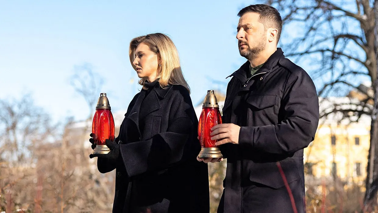 Gedenken an die Toten vom Maidan: Wolodymyr Selenskyj und seine Frau Olena legen Kerzen ab