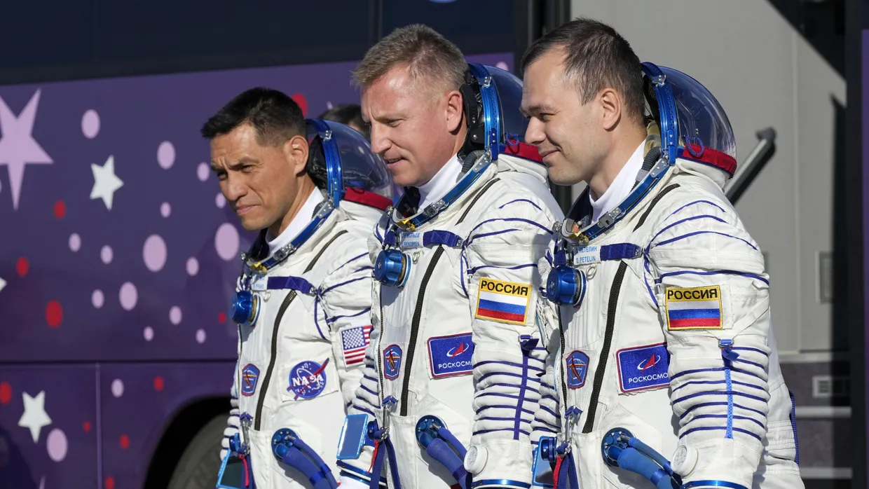 Vor dem Abflug im September 2022: US-Astronaut Frank Rubio (links) und die beiden russischen Kosmonauten Sergej Prokopjew und Dmitri Petelin