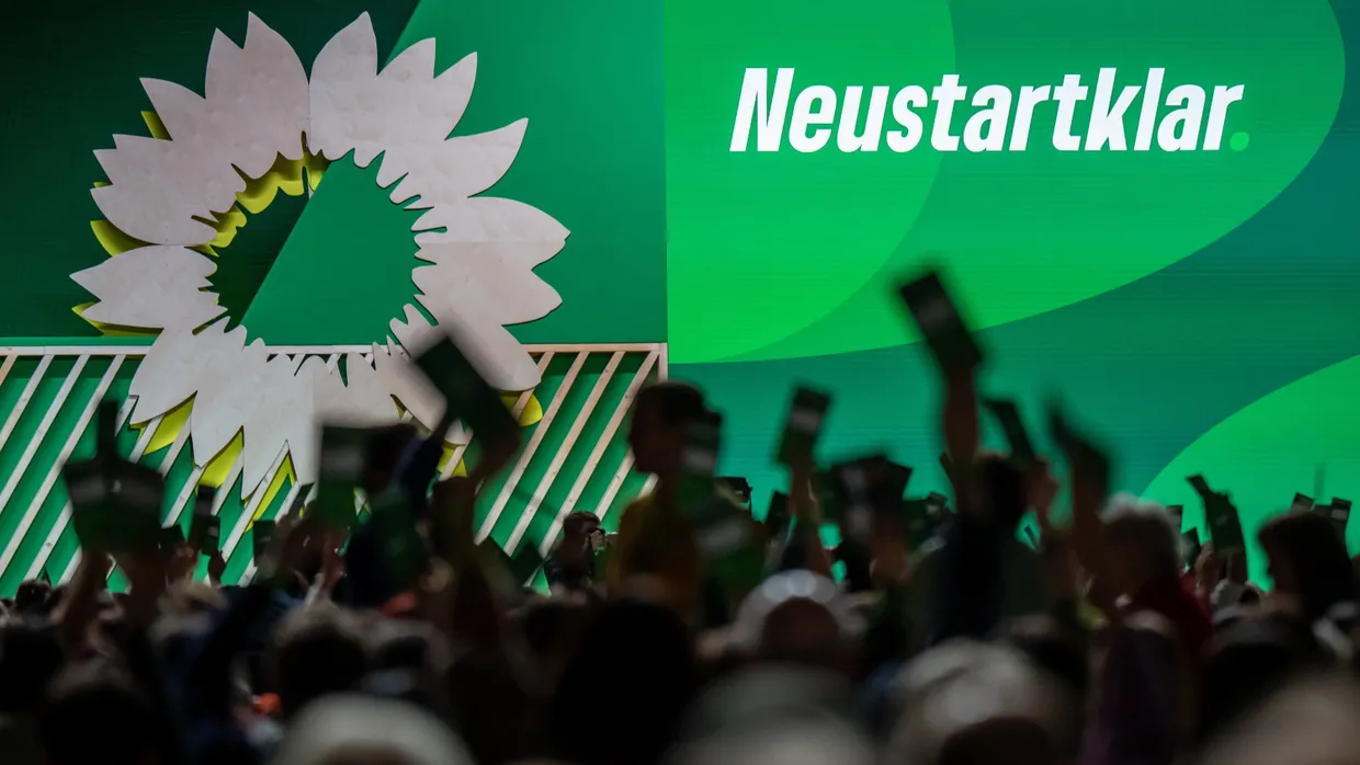 Längst nicht in allem einig: Erhobene Hände auf dem Grünen-Parteitag in Wiesbaden