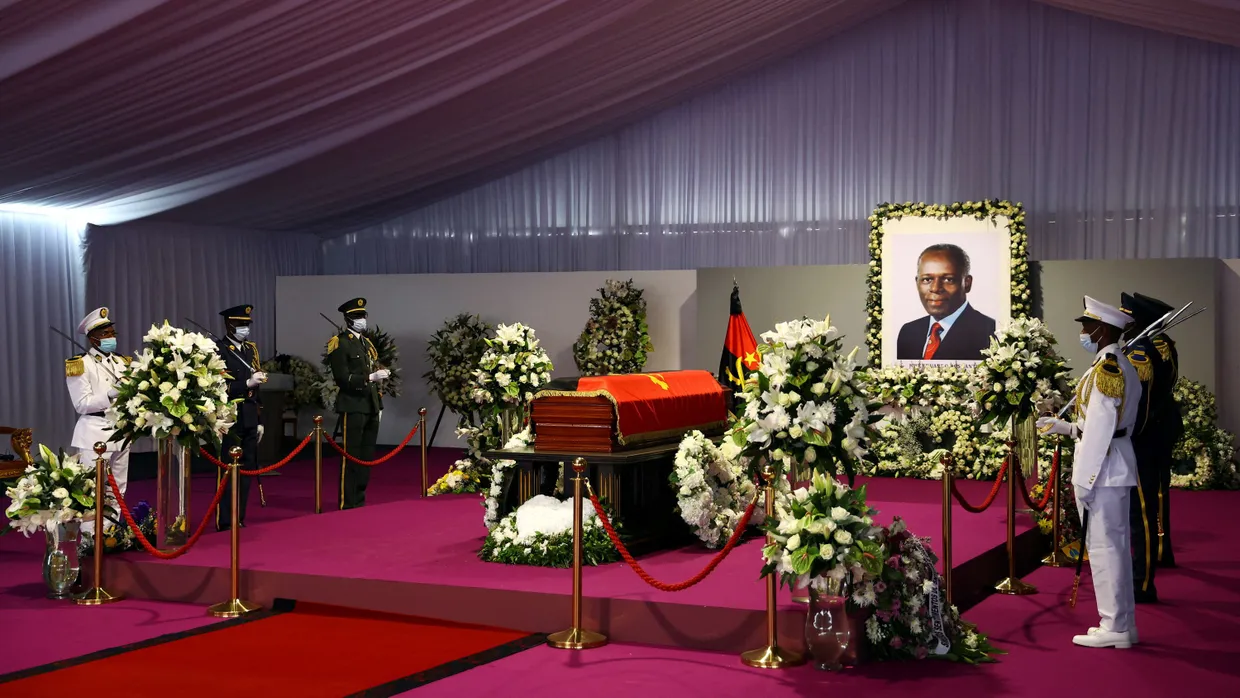 Ein Sarg mit dem Leichnam von Angolas ehemaligem Präsidenten Jose Eduardo dos Santos, der im Juli in Spanien starb, liegt während seiner Beerdigung am Sonntag in der Agostinho Neto Gedenkstätte in Luanda.