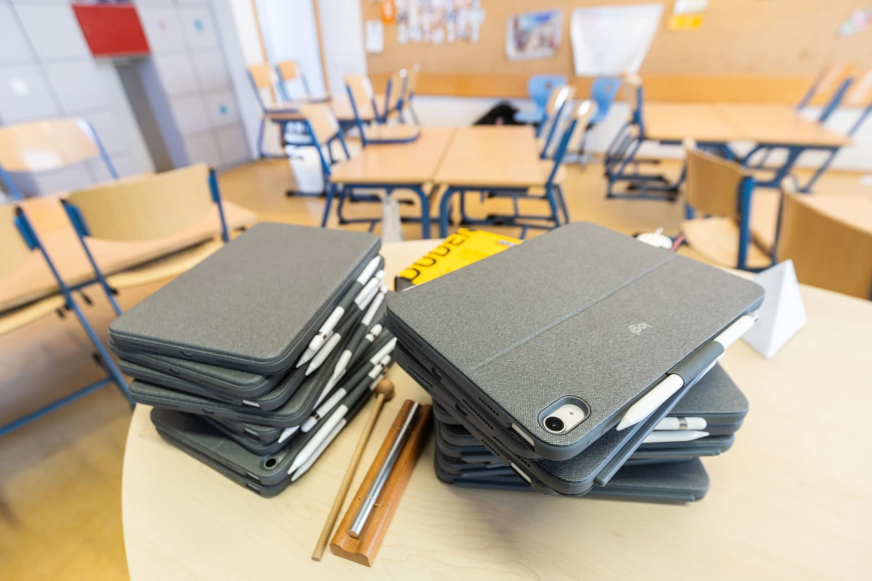 Schulschluss: Am Ende der Stunde bringen die Kinder die iPads nach vorne zum Pult.