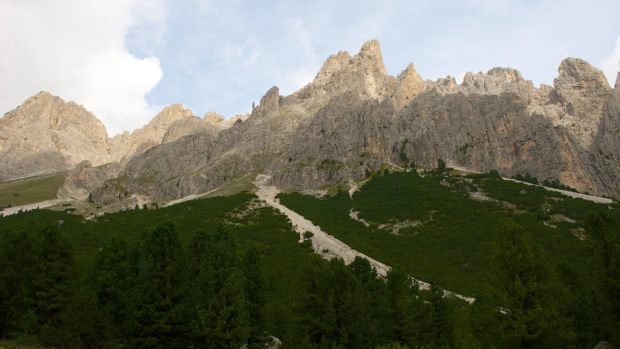 Ein Teil des Bergmassivs der Rosengarten-Gruppe in den Dolomiten
