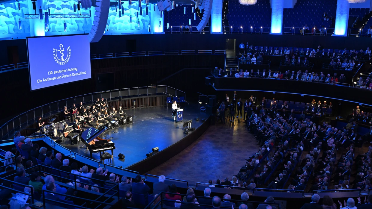 Hannover: Delegierte und Gäste sitzen zu Beginn des 130. Deutschen Ärztetages im Hannover Congress Centrum HCC.